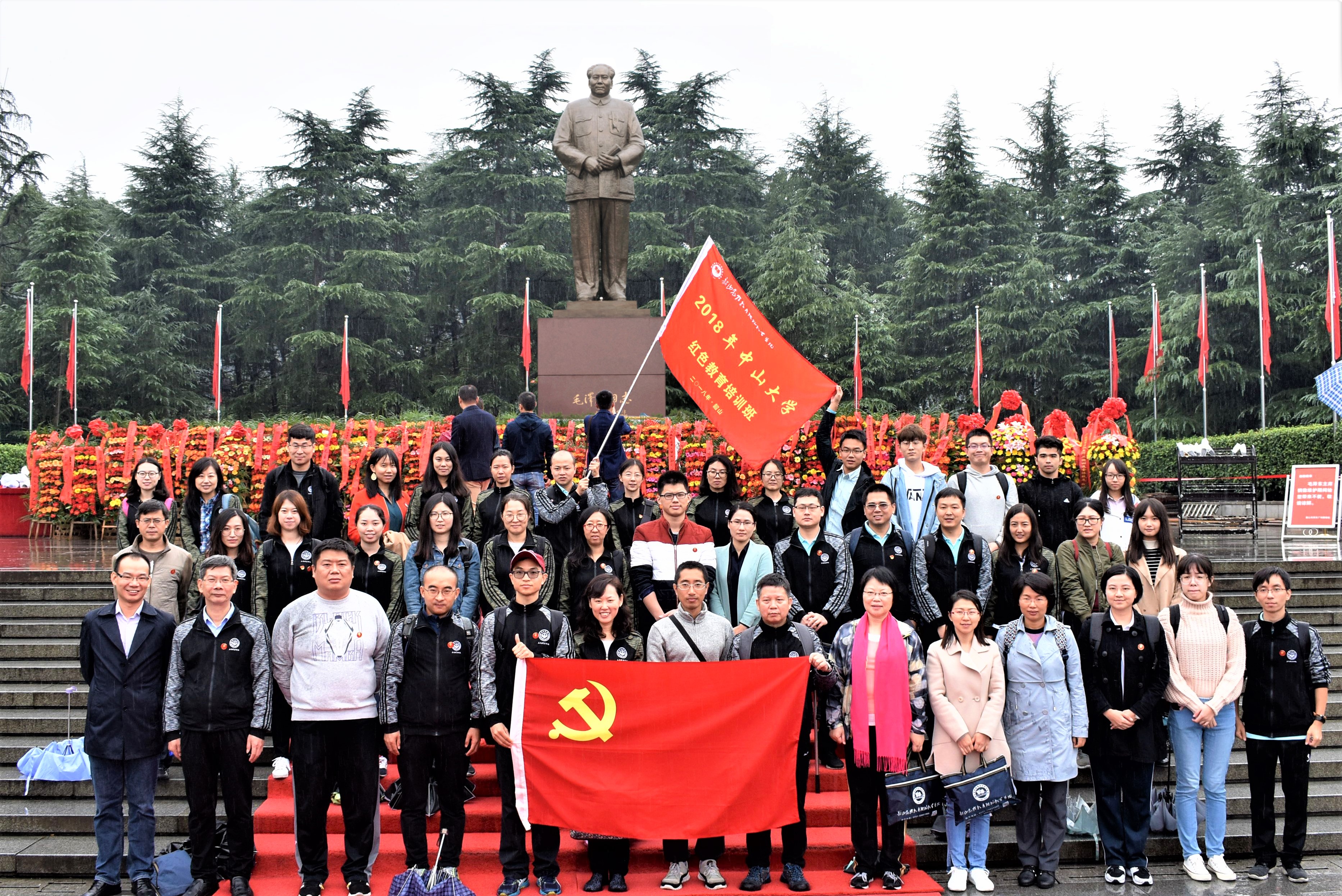 全体学员在毛泽东铜像前合影留念