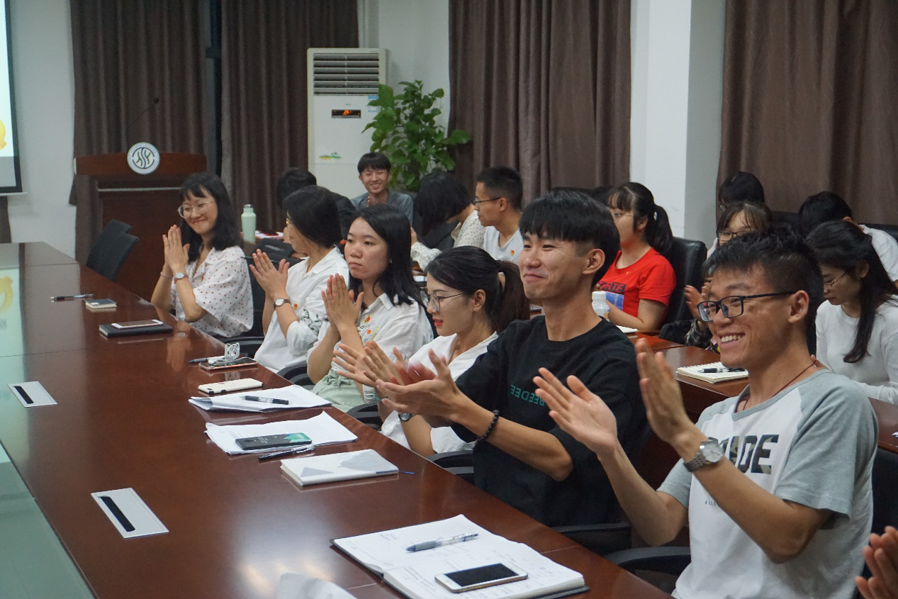 随后，党员同志们纷纷分享了自己的感想与体会。“对历史最大的纪念就是创造新的历史”、“青年强则国强”……同志们真情实感、妙语连珠，会议室里气氛活跃。 党的十九大报告中提到：“中国共产党人的初心和使命，就是为中国人民谋幸福，为中华民族谋复兴。这个初心和使命是激励中国共产党人不断前进的根本动力。”希望支部同学们通过这次回顾大阅兵主题分享会，深入学习体会“不忘初心，牢记使命”的主题精神，更深层次地领会中国共产党的初心和使命，以创新精神和砥砺前行的姿态面对新时代的挑战。