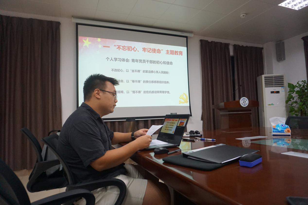 视频结束后，王振豪书记首先作了分享。他畅谈观看阅兵后的感受，提出三点自我要求与在座的党员共勉：不改初心，以“坐不得”的紧迫感心系人民期盼；不负使命，以“等不得”的责任感恩组织培养；不畏艰难，以“慢不得”的危机感诠释青春梦想。