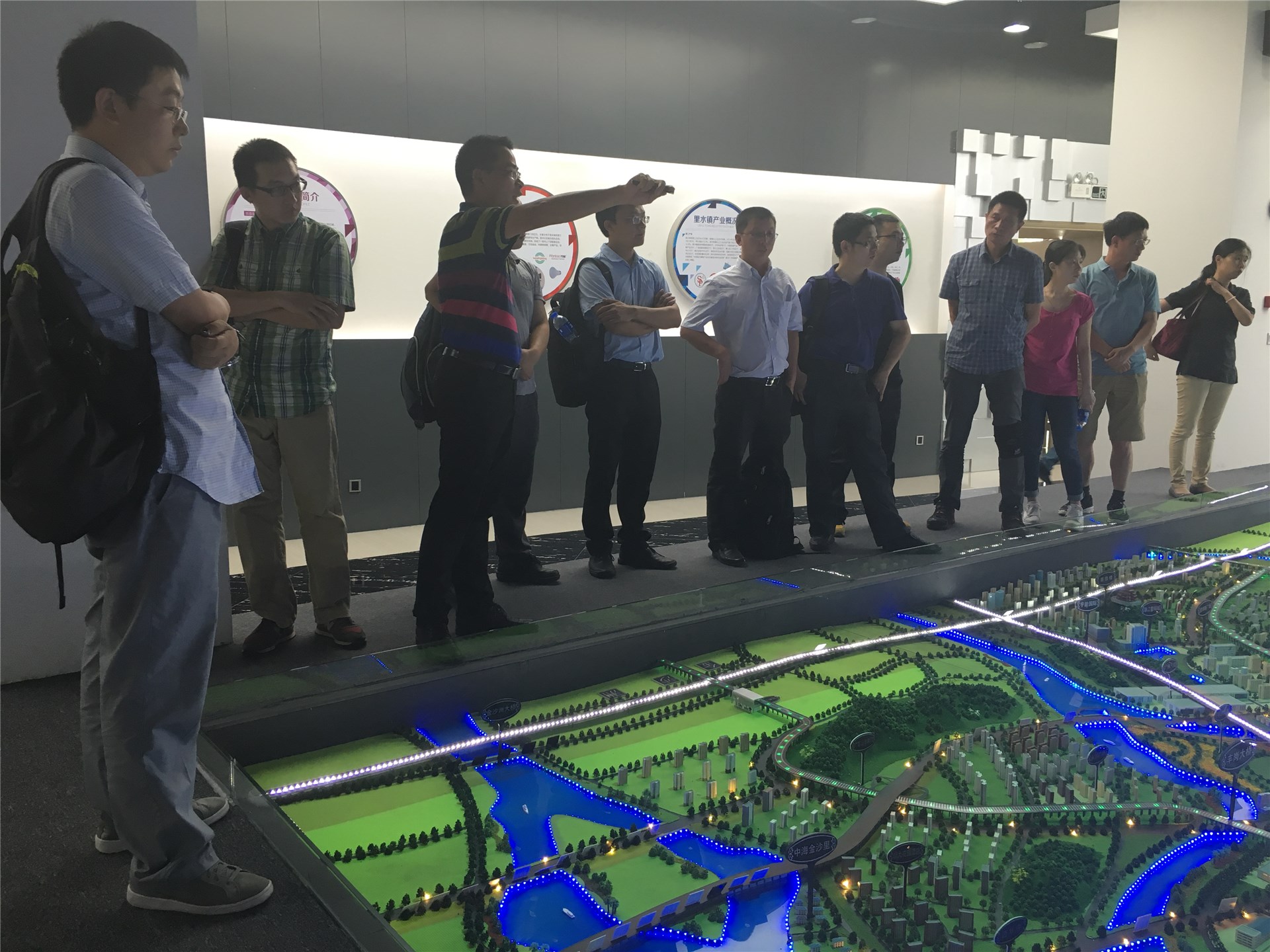 太阳网集团tcy8722组织教职工参观广东新材料基地