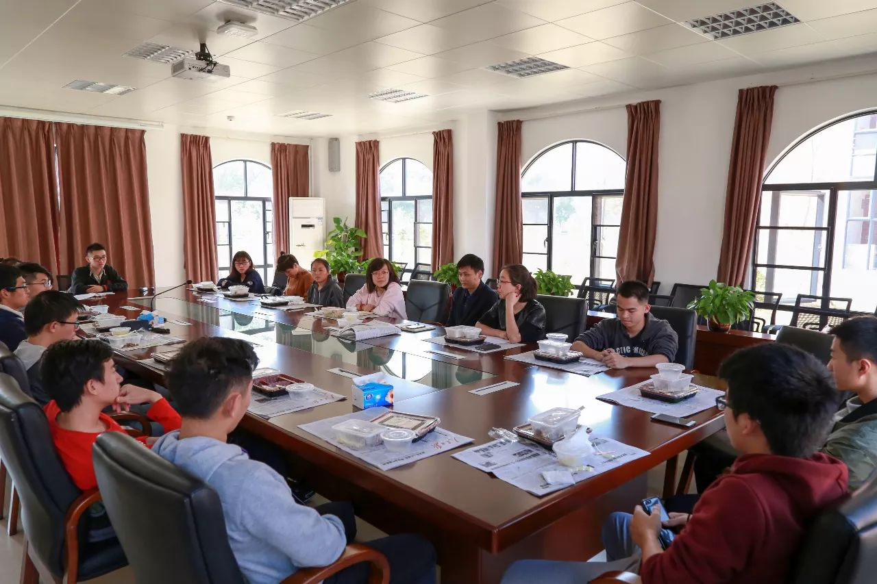 我院第十五期期末专题午餐会在海滨红楼顺利举行