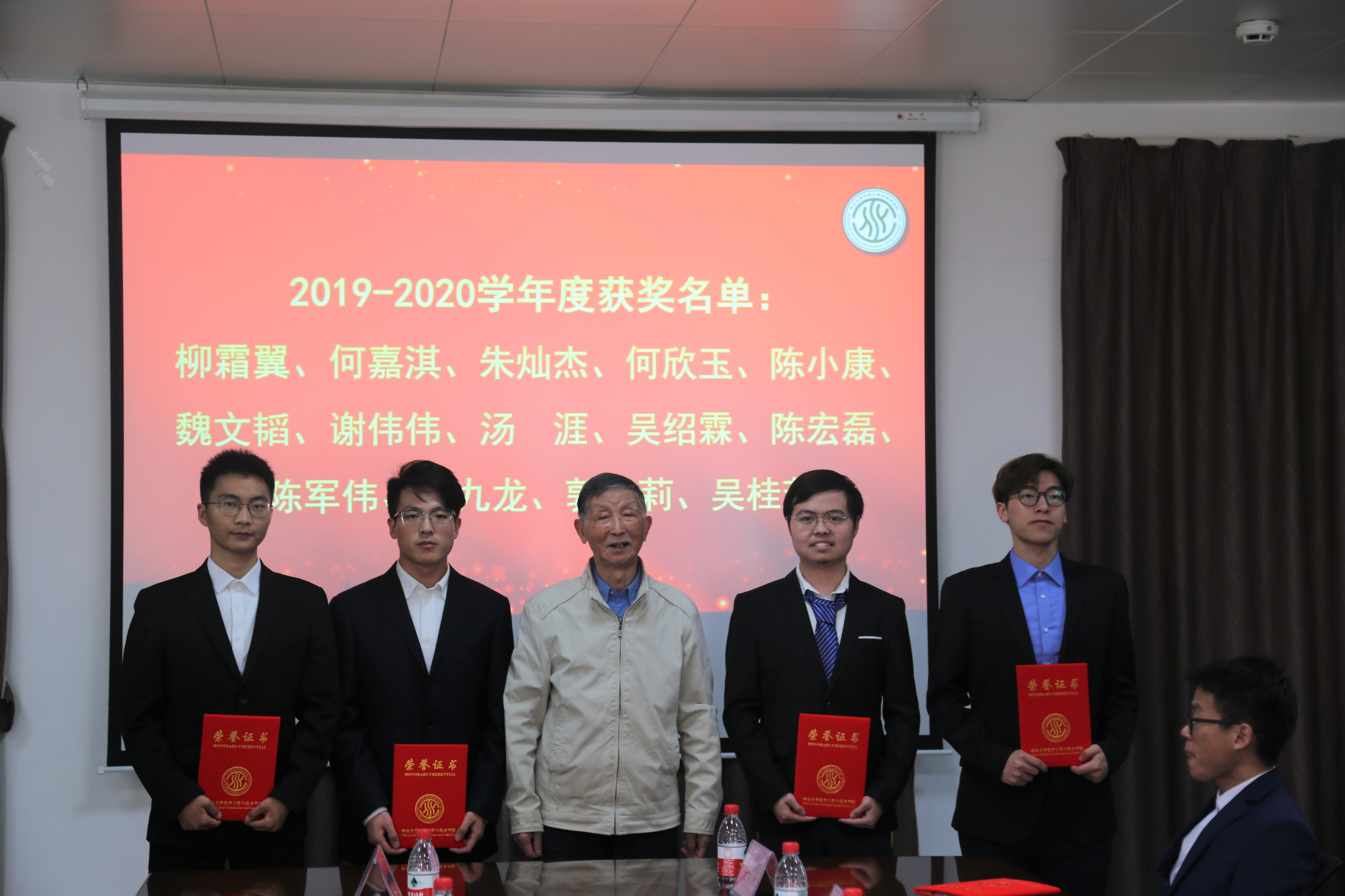 "祁存谦老师为获奖学子颁奖"